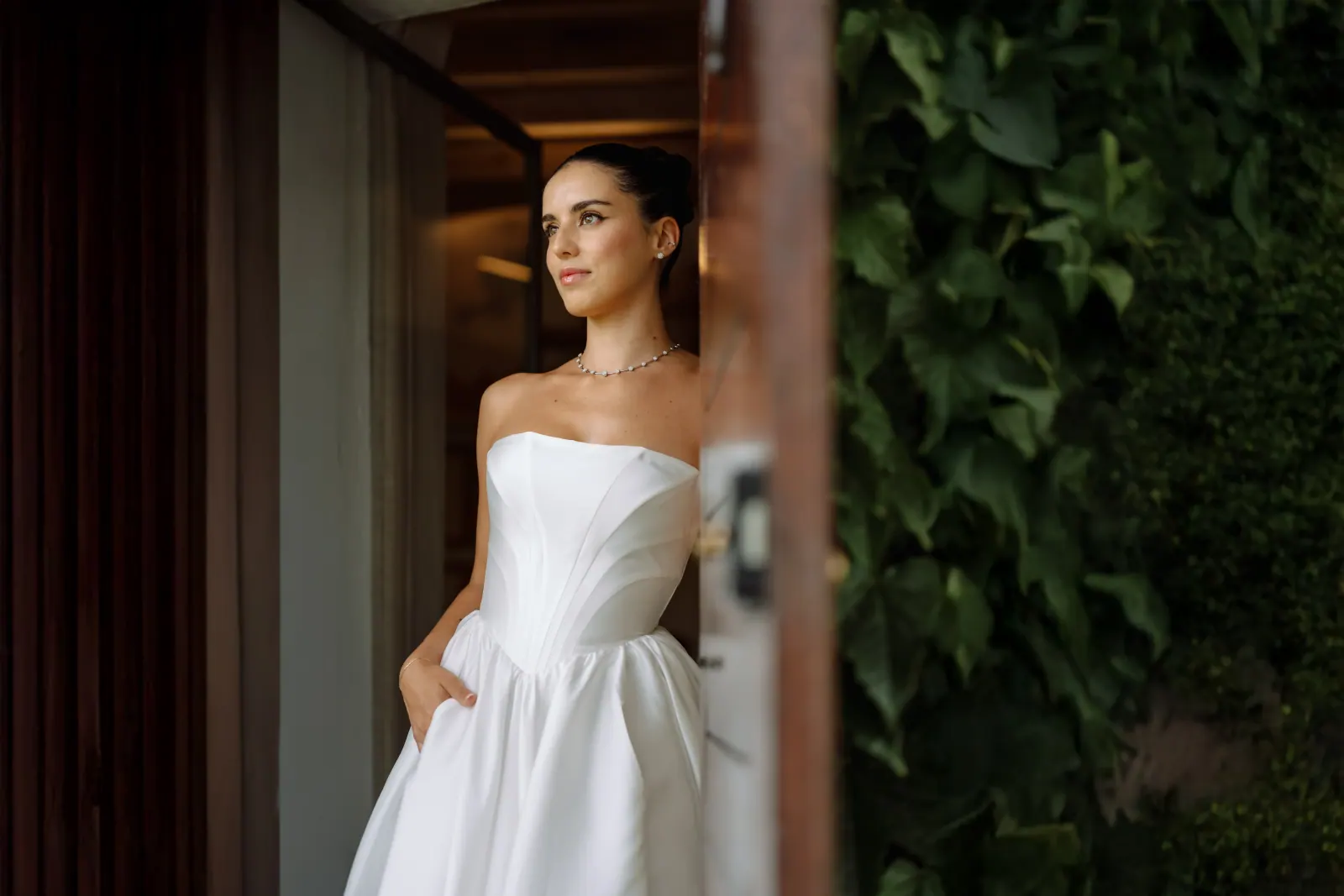 Dettaglio della sposa durante la preparazione