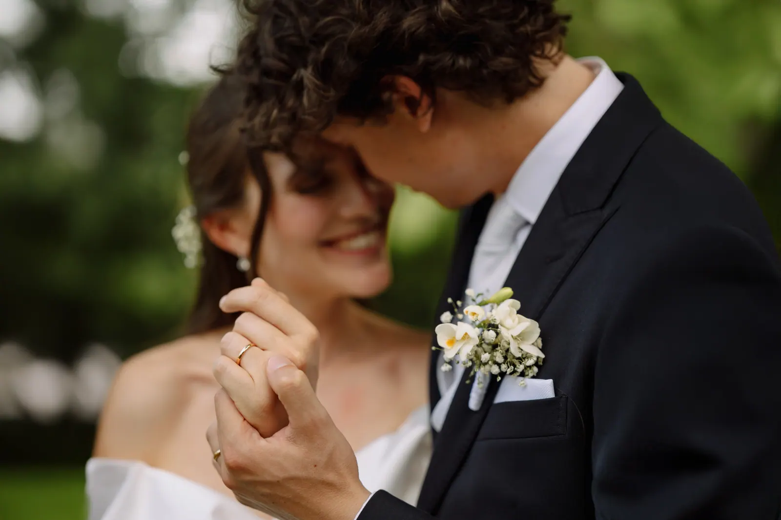Sposa con velo in una sala storica