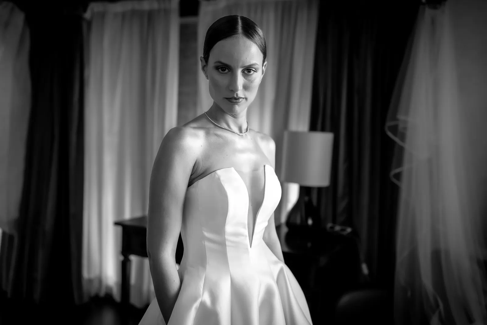 Ritratto in bianco e nero alla finestra